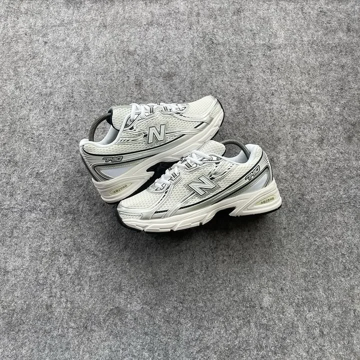 New Balance 740