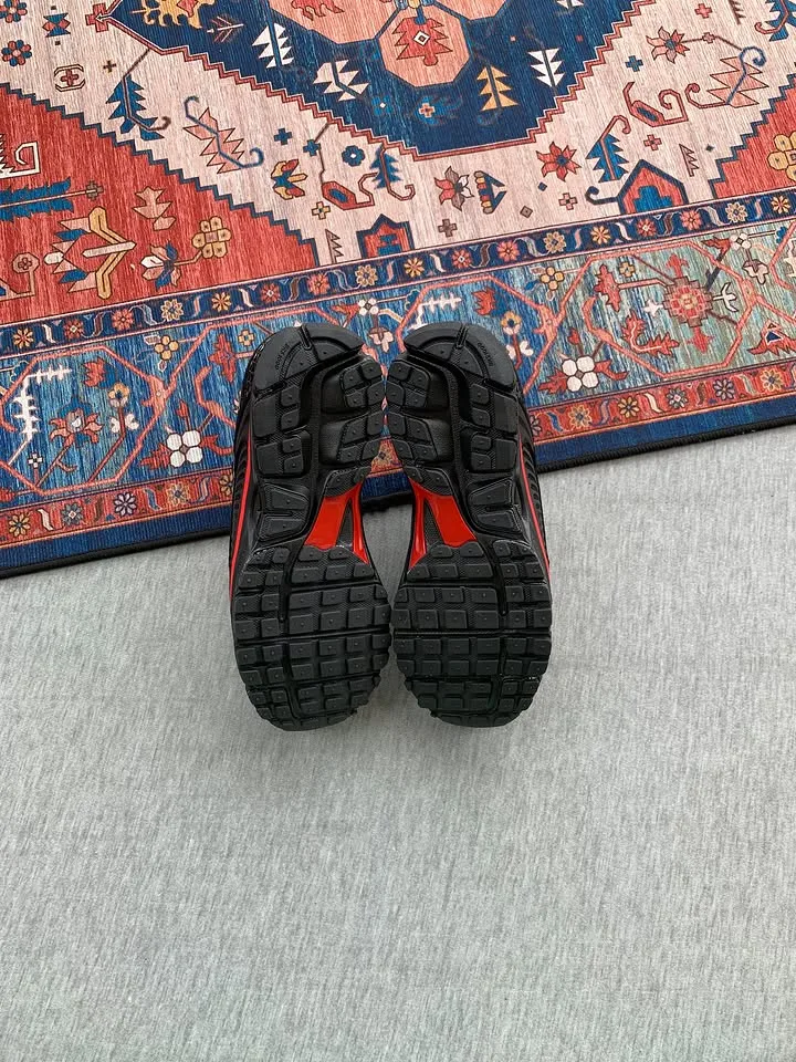 Nike Zoom Vomero 5 Black Metallic university red