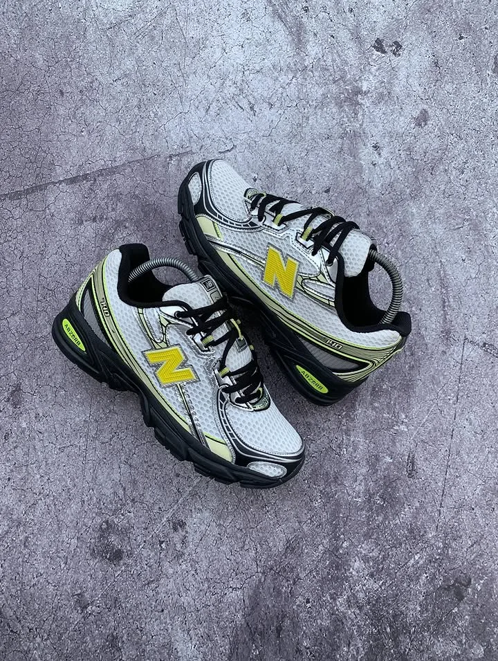 New Balance 740 Silver Yellow black
