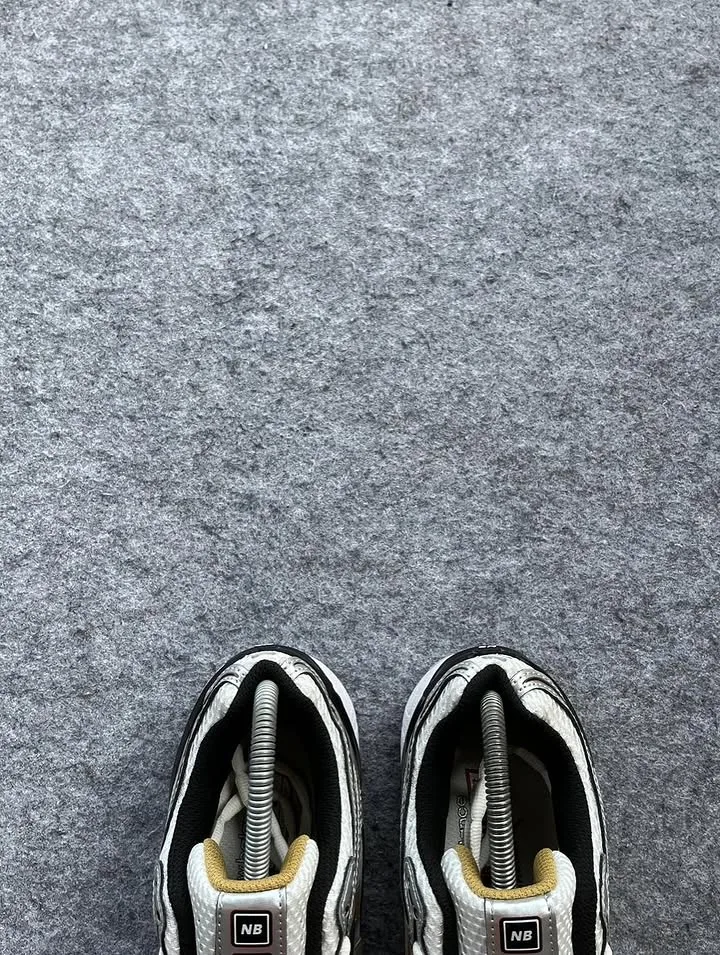 New Balance  1906r Black White Gold