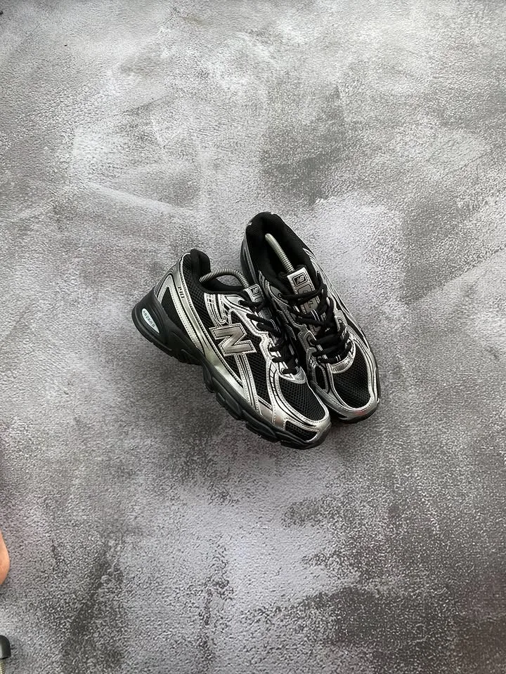 New Balance 740 Black Silver