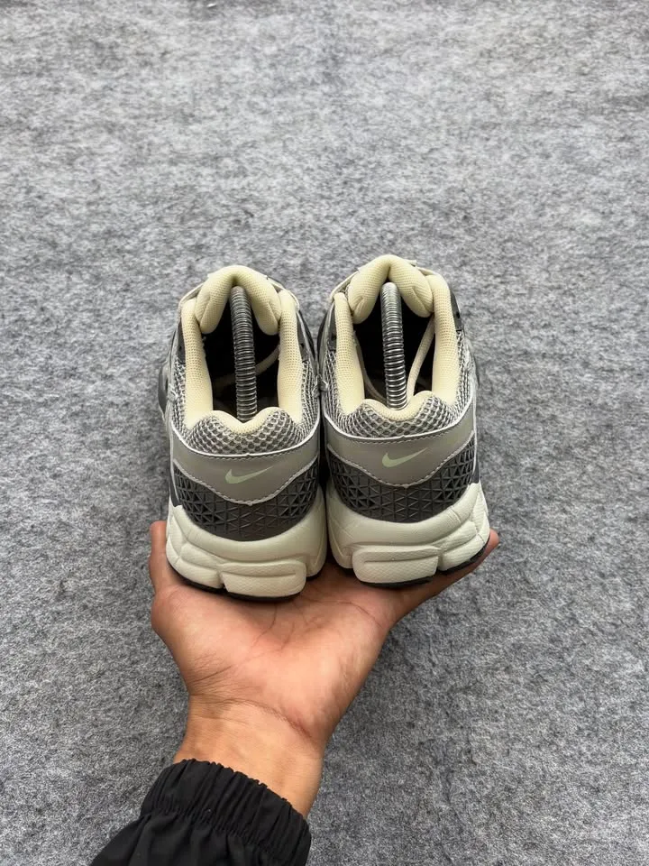 Nike vomero 5