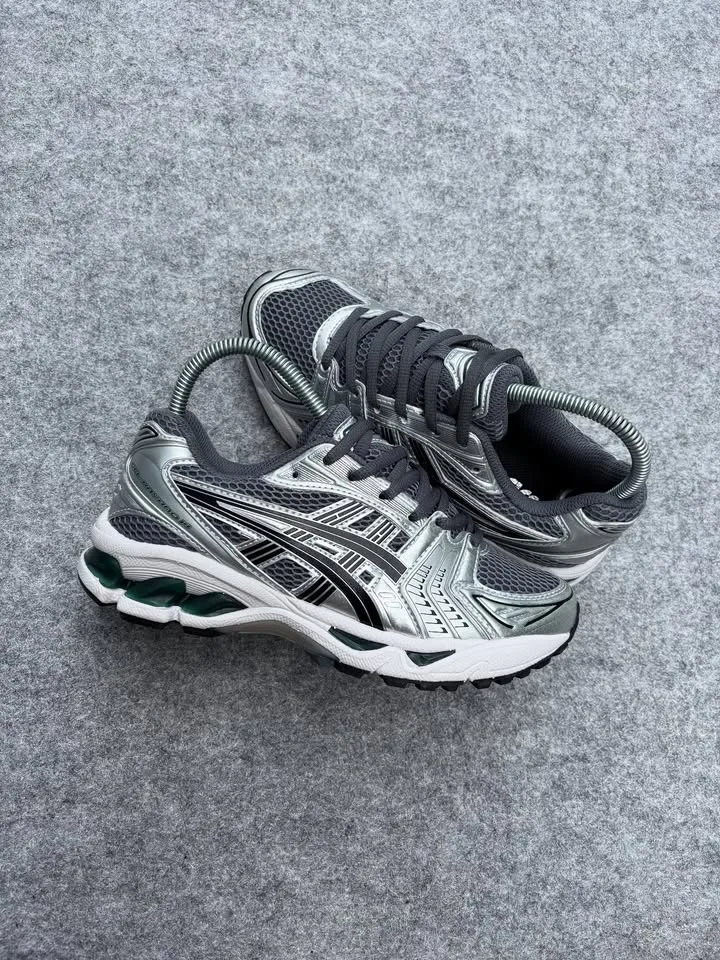 New balance 740